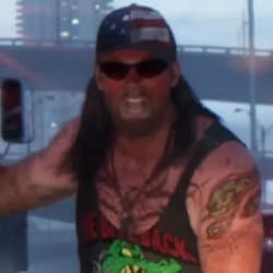 Nicht identifizierter GTA-6-Charakter, von Fans „Crotch Grab Guy“ genannt, in offiziellem Material zu sehen