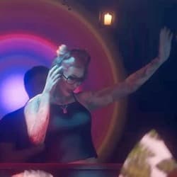 Nicht identifizierter GTA-6-Charakter, von Fans „Nightclub DJ“ genannt, in offiziellem Material zu sehen
