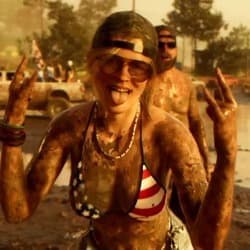 Nicht identifizierter GTA-6-Charakter, von Fans „Thrillbilly Mud Girl“ genannt, in offiziellem Material zu sehen