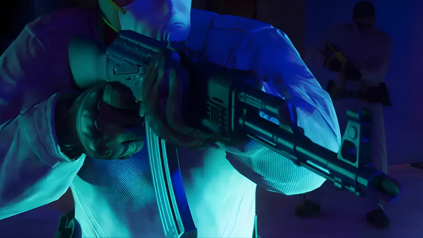 Shrewsbury AKM Assault Rifle in GTA 6, basata sull’arma reale AKM / AK-47. Fucile d’assalto di tipo AK retto da un rapinatore mascherato sotto una luce blu, fotogramma di un trailer ufficiale di GTA 6