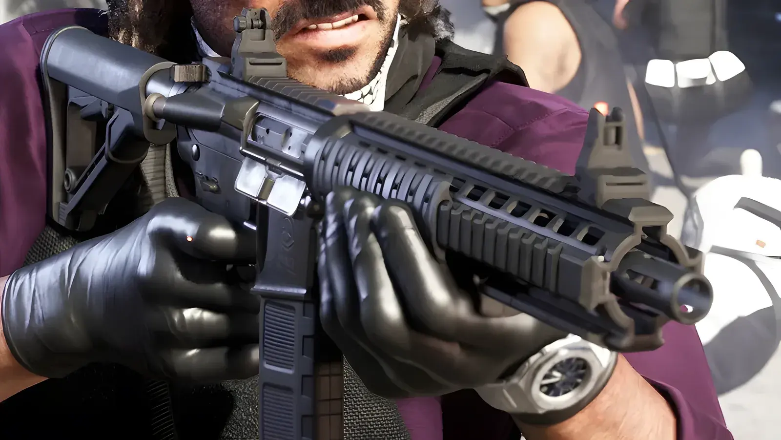 Duke Arms AR-15 Carbine in GTA 6, basata sull’arma reale AR-15 Variant / M4A1 Block II. Primo piano di un uomo con guanti neri che mira con una carabina nera di tipo AR-15, screenshot ufficiale di GTA 6