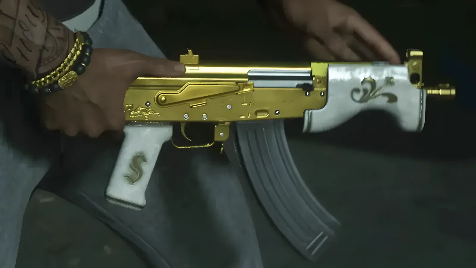 Micro Draco Compact Rifle in GTA 6, basata sull’arma reale Micro Draco. Primo piano di un fucile compatto oro e bianco perla con un pannello dell’impugnatura a simbolo del dollaro, retto da un uomo tatuato, fotogramma dell’Extended Look ufficiale di GTA 6