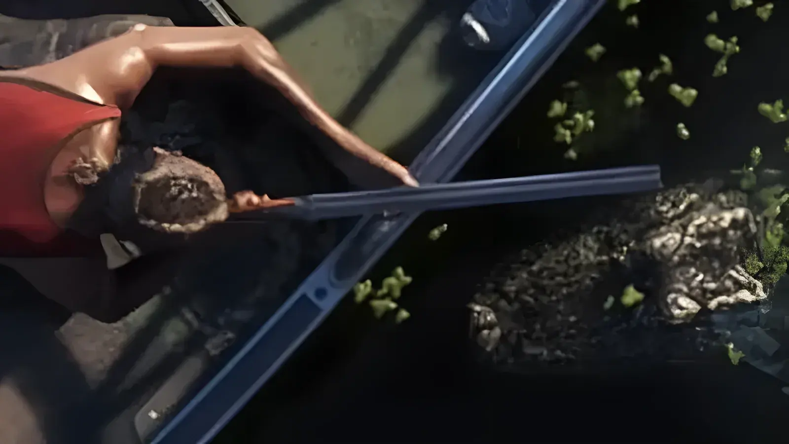 Double Barrel Shotgun in GTA 6, basata sull’arma reale Stoeger/IGA Longfowler. Vista dall’alto di una donna che mira a un alligatore con una doppietta nell’acqua di una palude, screenshot ufficiale di GTA 6