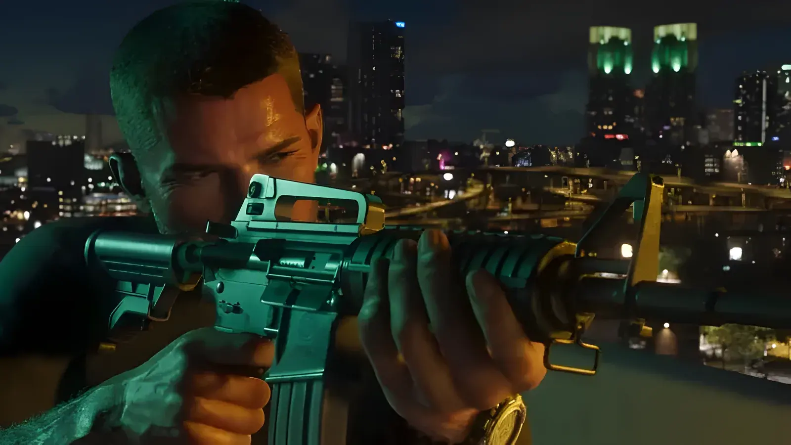 Duke Arms 556 Assault Rifle in GTA 6, basata sull’arma reale Colt M4A1. Uomo che mira da un tetto con un fucile di tipo AR dai toni verdi, con lo skyline notturno di una città alle spalle, fotogramma di un trailer ufficiale di GTA 6