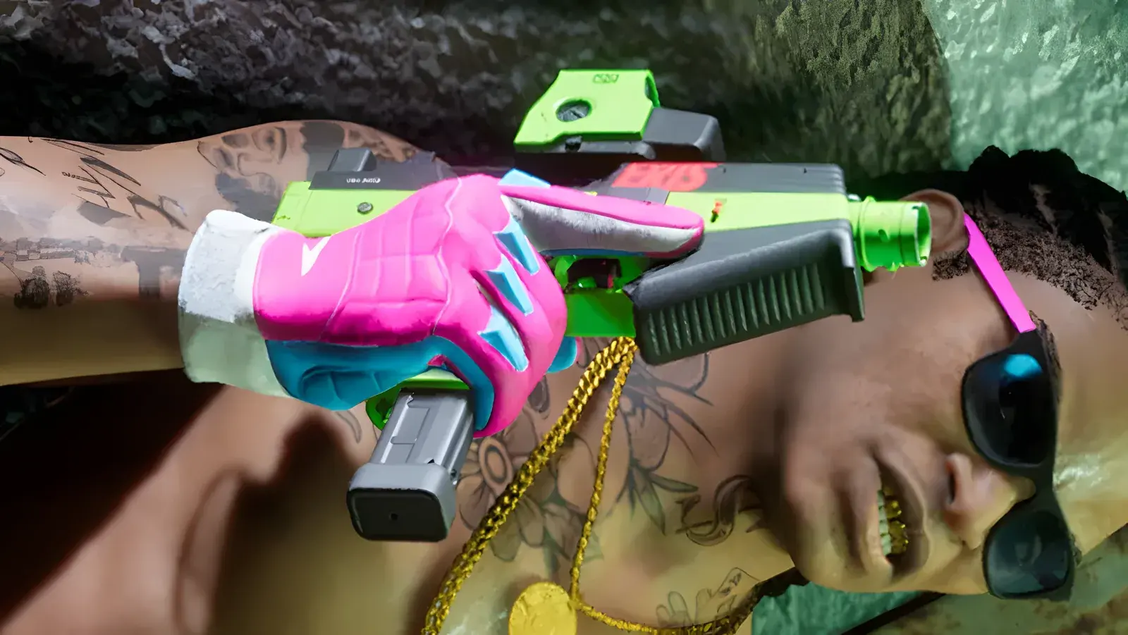 Unnamed machine pistol (SPP / MP9 type) in GTA 6, basata sull’arma reale Steyr SPP / Brügger & Thomet MP9. Primo piano dall’alto di un uomo tatuato con occhiali da sole che regge un mitra compatto verde acceso e rosa, screenshot ufficiale di GTA 6