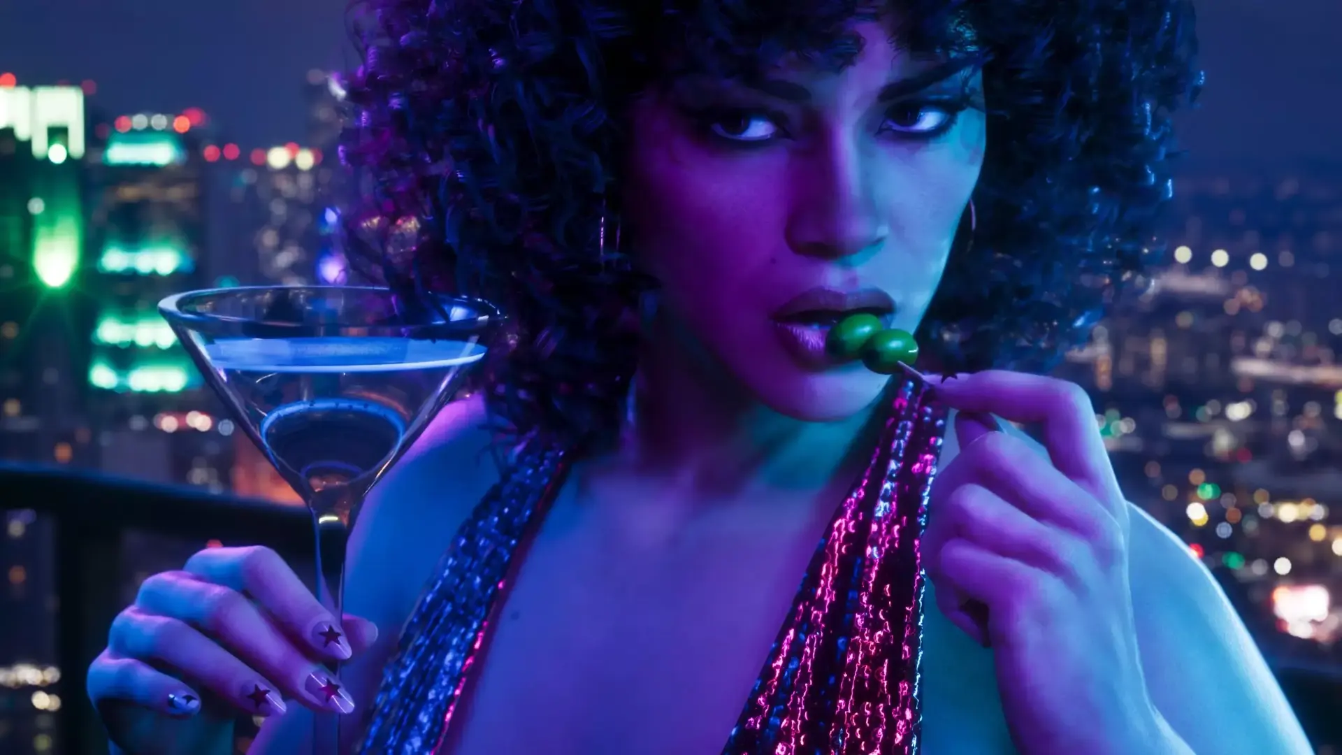 Lucia aux cheveux bouclés foncés et en haut à paillettes, tenant un verre à martini avec une olive, une ligne d’horizon éclairée derrière elle