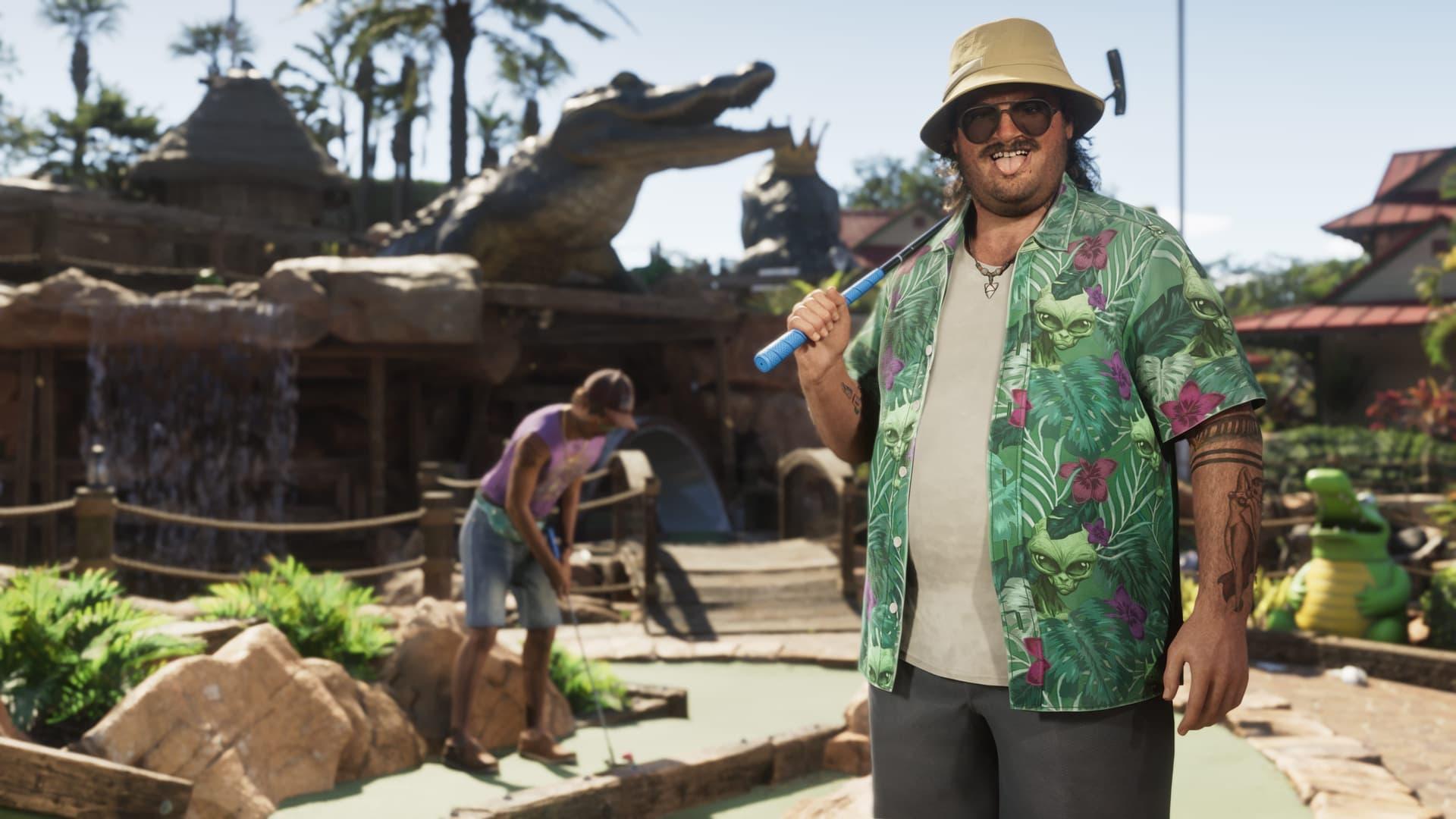 Cal Hampton con sombrero de pescador y camisa verde de flores, con un palo de golf al hombro, en un campo de minigolf con una estatua gigante de cocodrilo, en una captura oficial de GTA 6