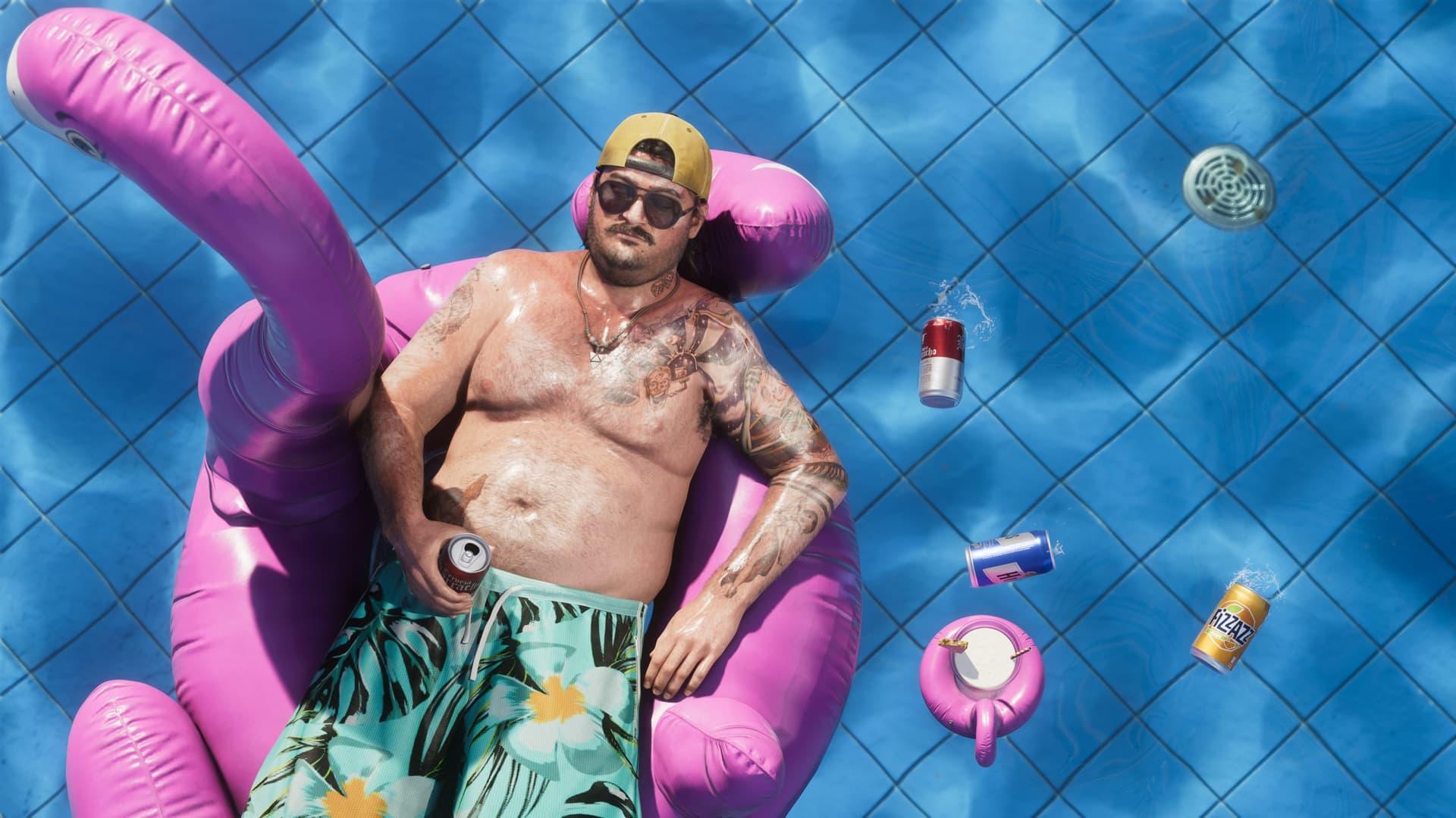 Cal Hampton con gorra amarilla y gafas de sol, con una bebida en la mano, tumbado en un flotador de flamenco rosa en una piscina, en una captura oficial de GTA 6