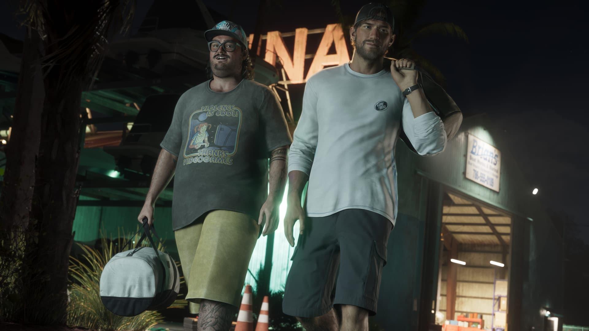 Cal Hampton y otro hombre caminando de noche, uno con una bolsa de deporte, frente a un edificio iluminado, en una captura oficial de GTA 6