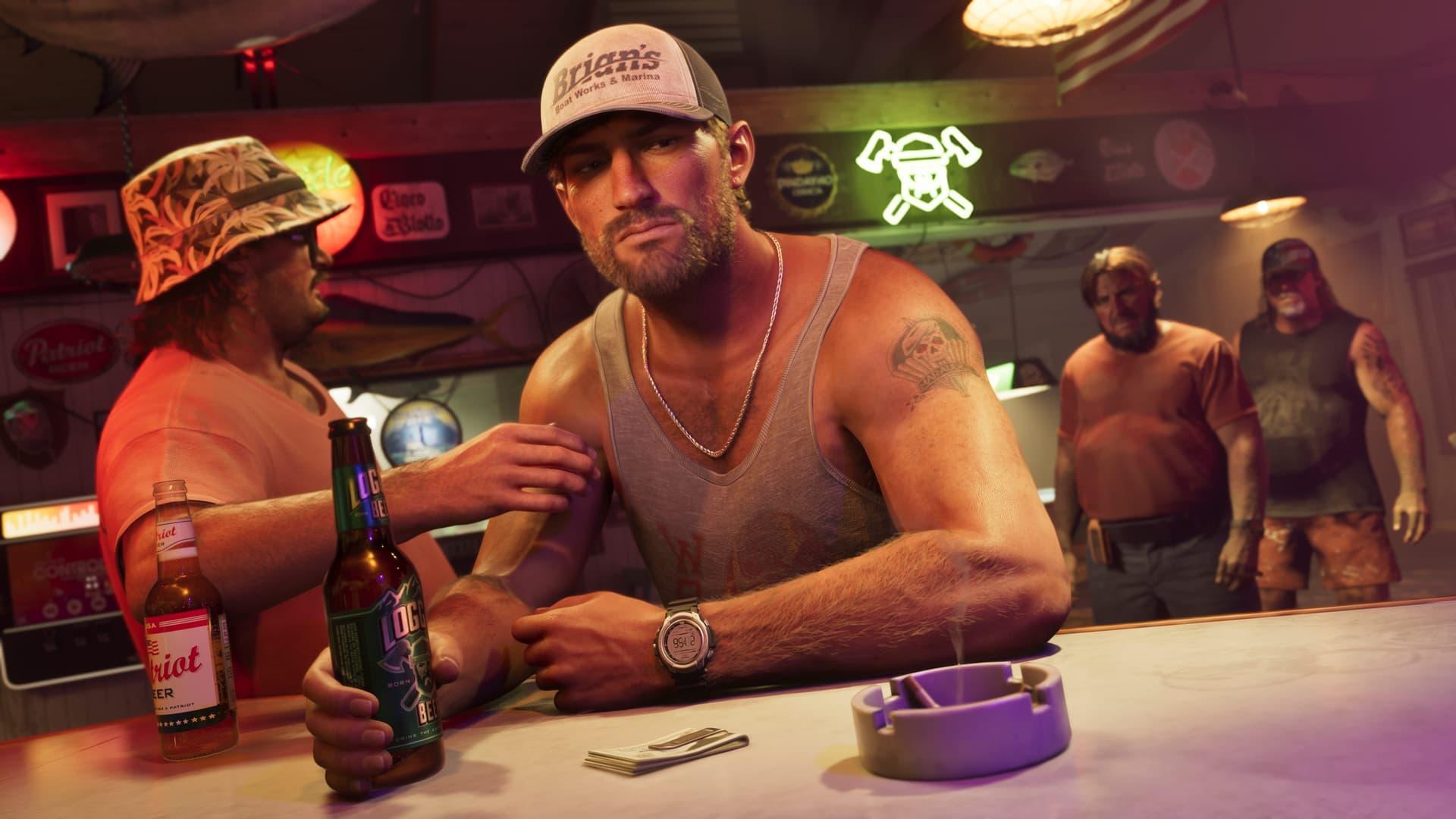 Jason an einer Bartheke mit einer Kappe von Brian's Boat Works & Marina, ein Bier in der Hand und ein Tattoo am Oberarm