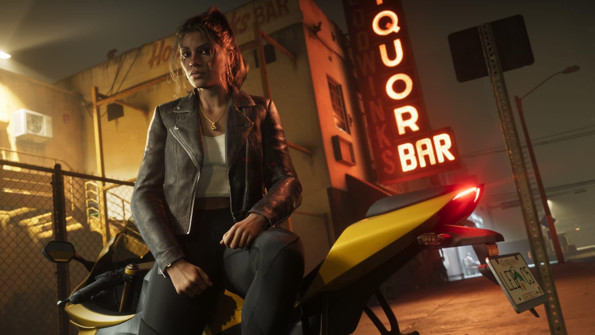 Lucia Caminos en veste en cuir, assise sur une moto jaune à côté d’une enseigne de bar à alcool au néon, de nuit, dans une capture d’écran officielle de GTA 6