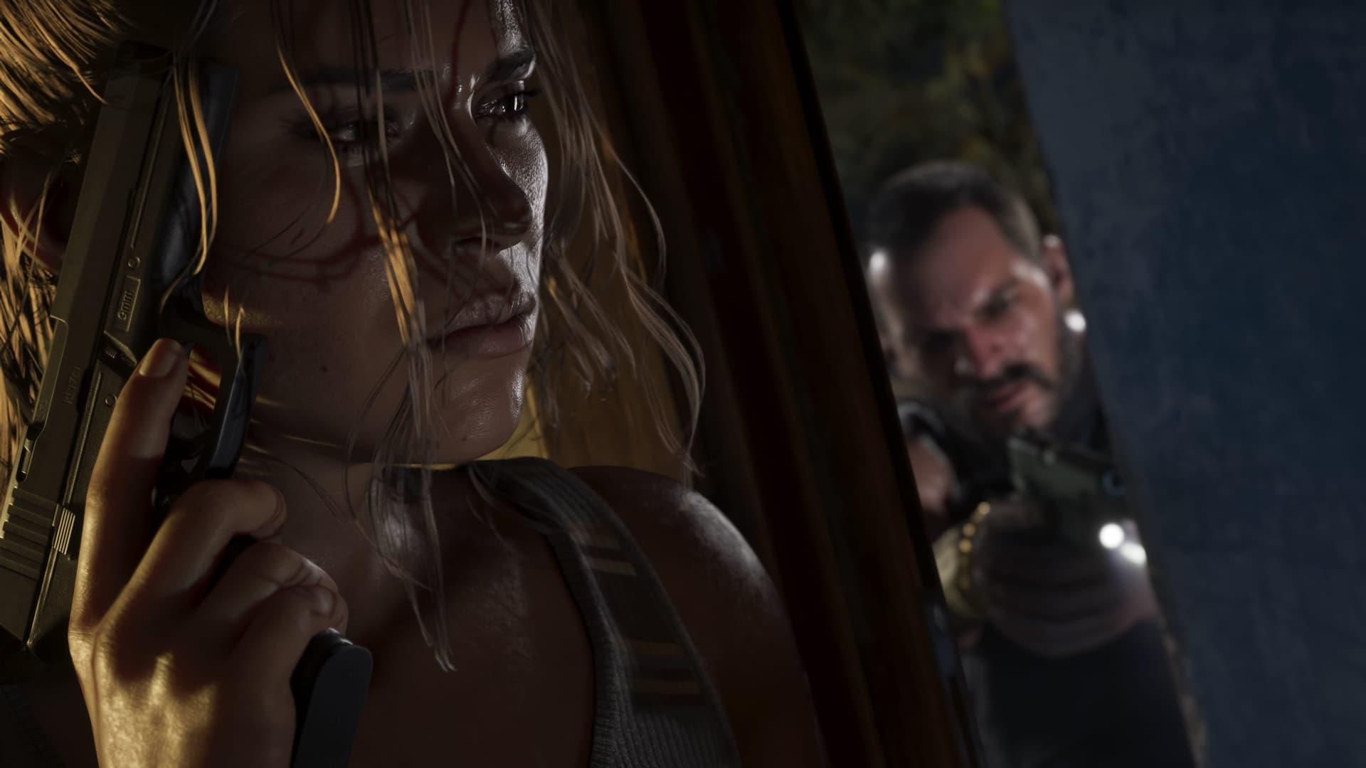 Gros plan sur Lucia Caminos tenant un pistolet près de son visage pendant qu’un homme la vise avec une arme depuis un angle de mur, dans une capture d’écran officielle de GTA 6