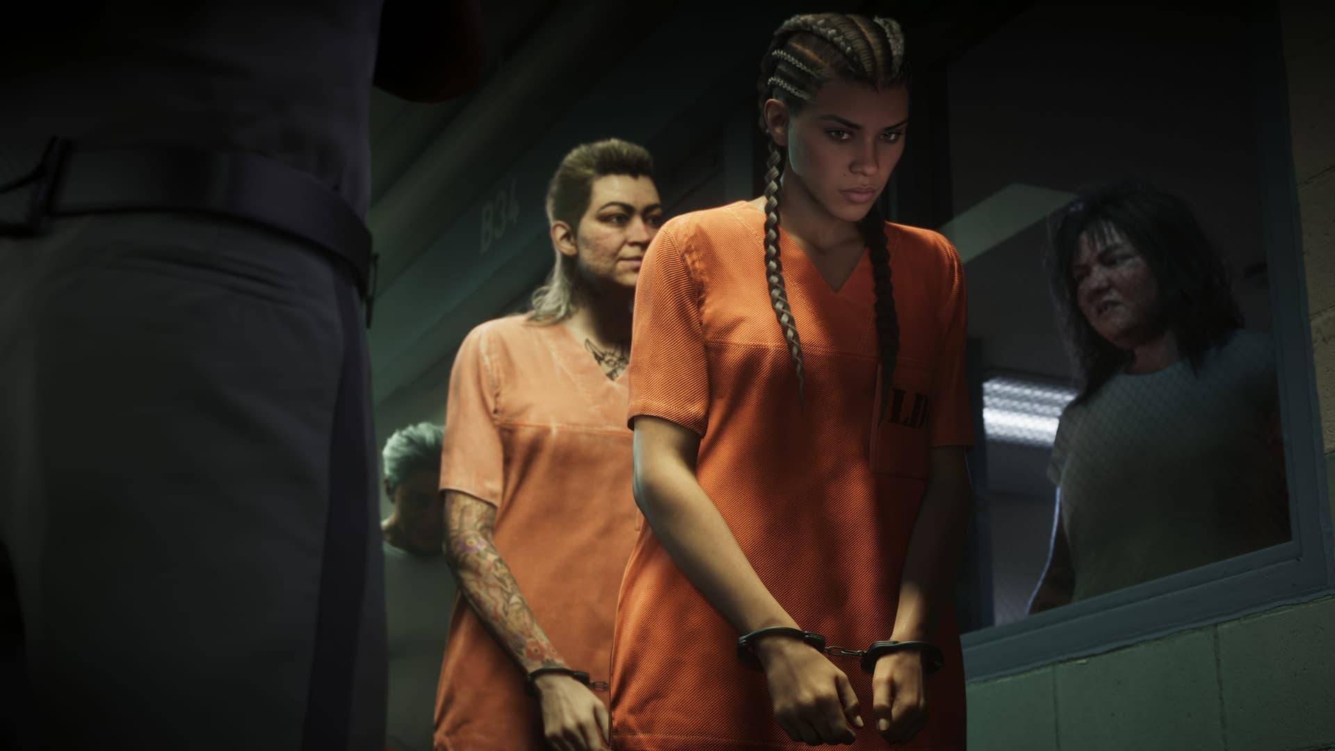 Lucia Caminos en uniforme de prison orange, cheveux tressés et mains menottées, d’autres détenues derrière elle