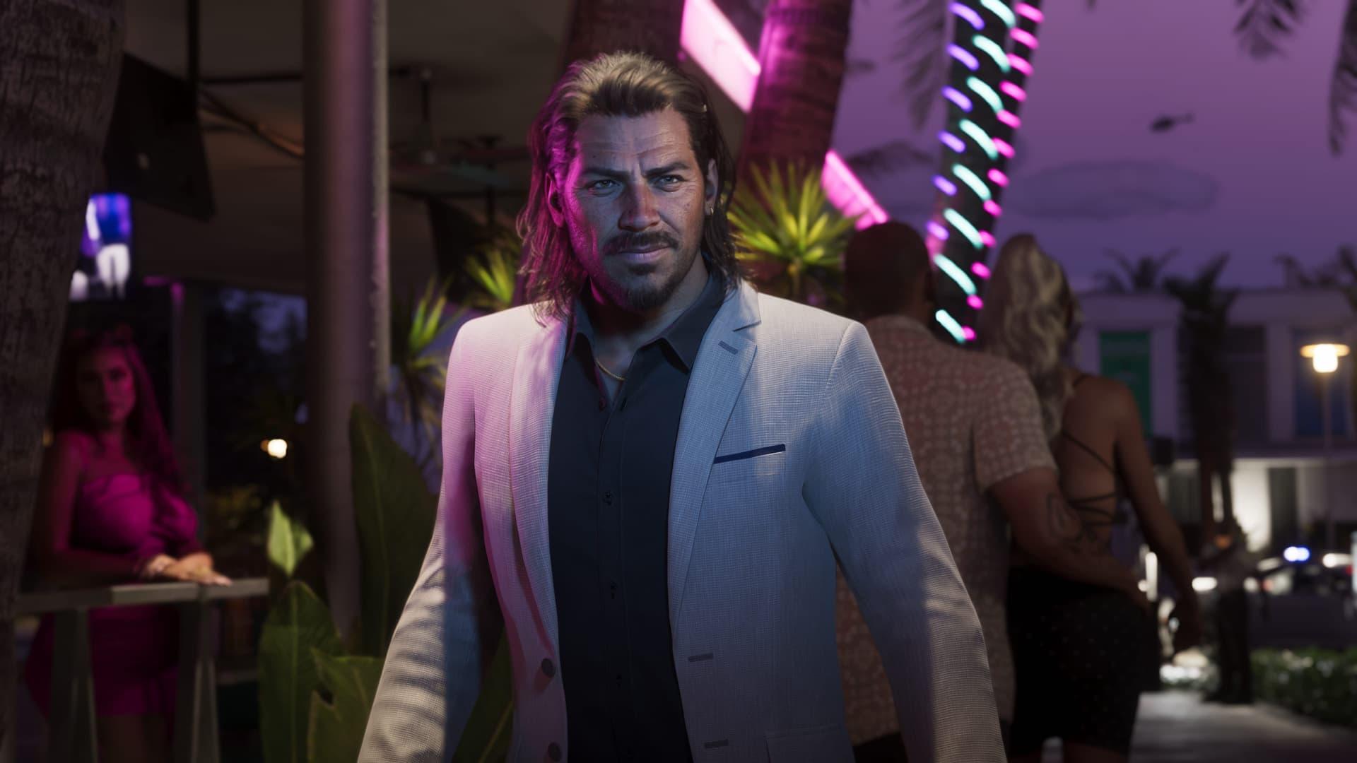 Raul Bautista in einem weißen Blazer und dunklem Hemd auf einer neonbeleuchteten Straße bei Nacht, in einem offiziellen GTA-6-Screenshot
